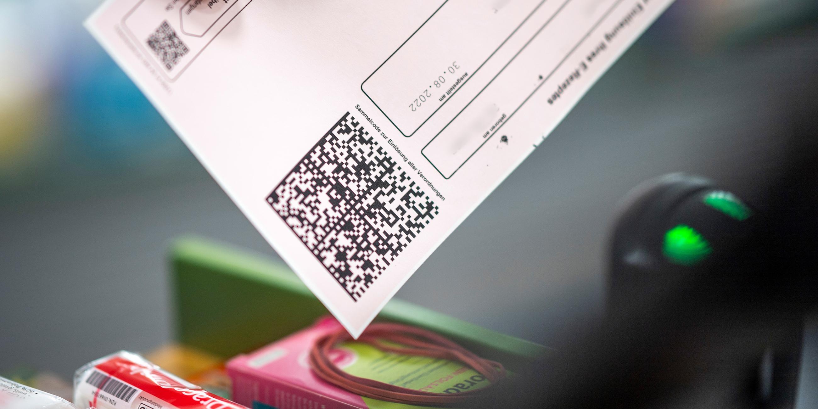 Apotheker scannt in seiner Apotheke den QR-Code eines E-Rezepts