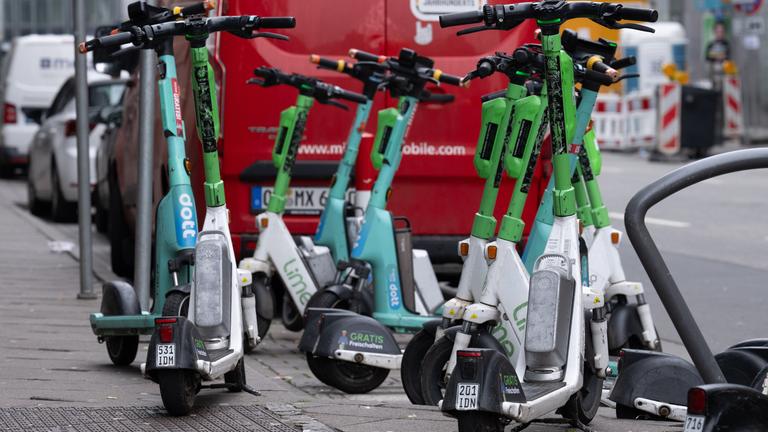 Abgestellte E-Scooter in der Innenstadt von Frankfurt.