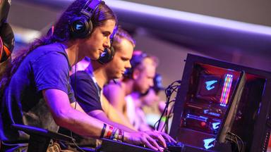 Mehrere E-Sportler trainiern vor ihren PCs