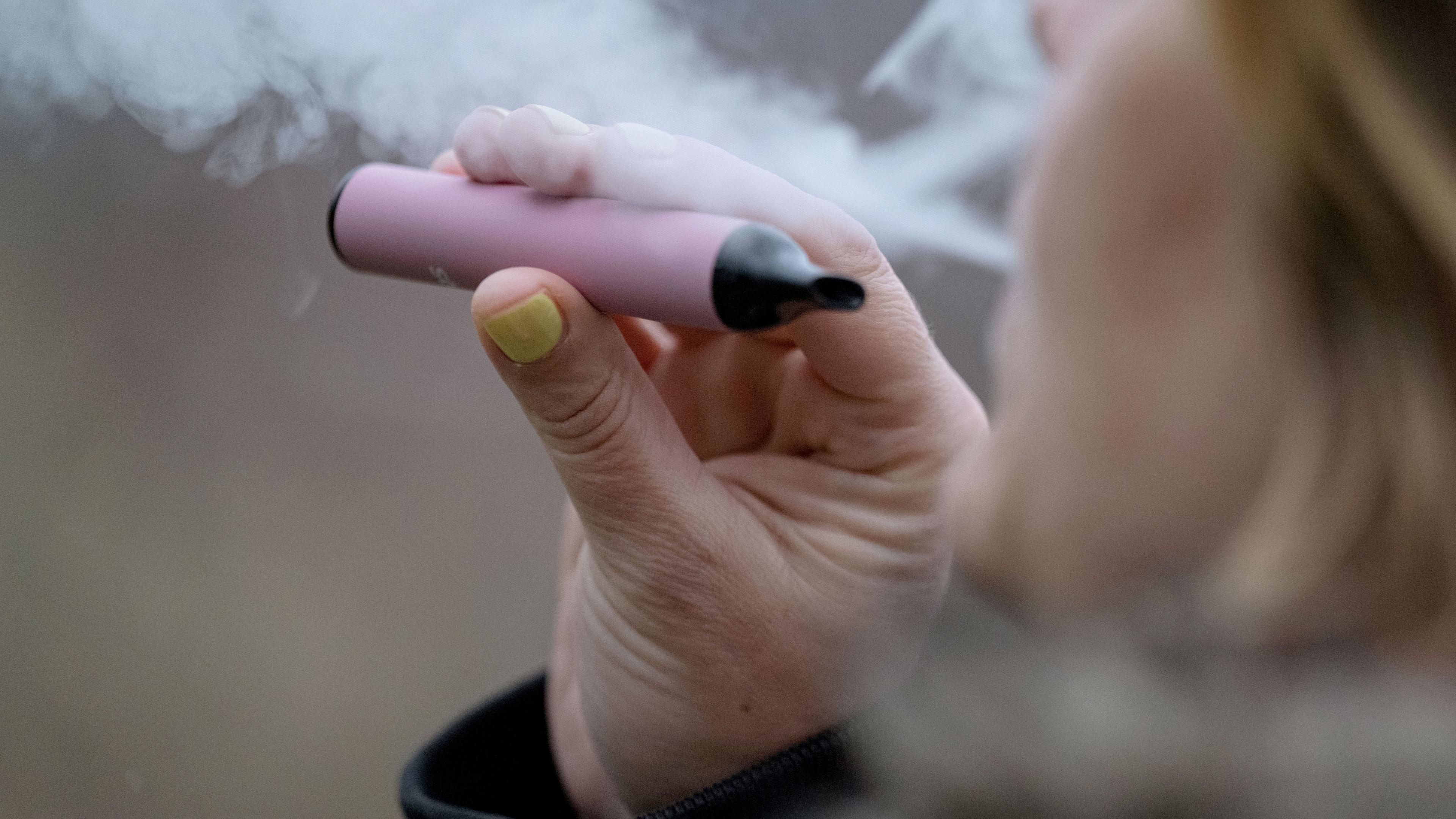Baden-Württemberg, Stuttgart: Eine Frau raucht in der Innenstadt eine E-Zigarette.