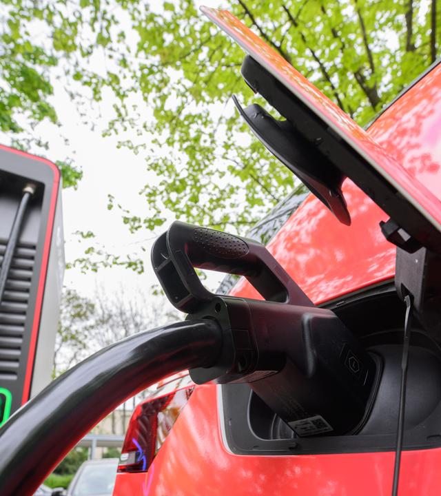 ARCHIV - 02.05.2022, Niedersachsen, Hannover: Ein Elektroauto lädt bei einem Pressetermin an einer neuen Schnellladesäule.