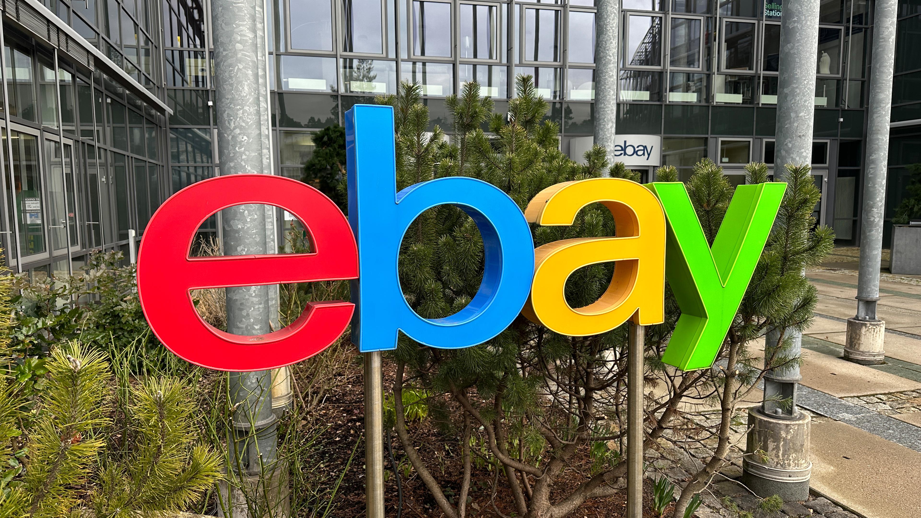 Archiv: Das Logo des digitalen Marktplatzes Ebay vor der Deutschland-Zentrale in Kleinmachnow bei Berlin, aufgenommen am 27.02.2023