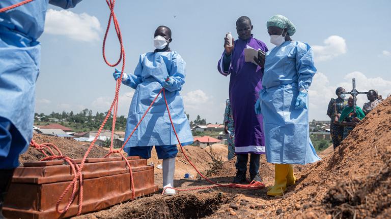 Auf dem Friedhof Mbiyo in Bunia bereiten Helfer der Internationalen Föderation der Rotkreuz- und Rothalbmondgesellschaften die Beerdigung eines vierten Ebola-Waisen vor.