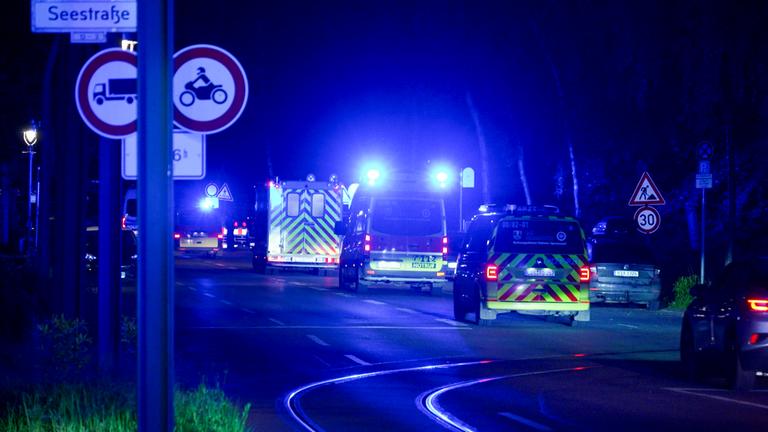 Berlin: Ein Konvoi aus Polizei und Feuerwehrautos mit einem US-amerikanischen Ebola-Patienten aus dem Kongo kommt am Charite Campus Virchow Klinikum an