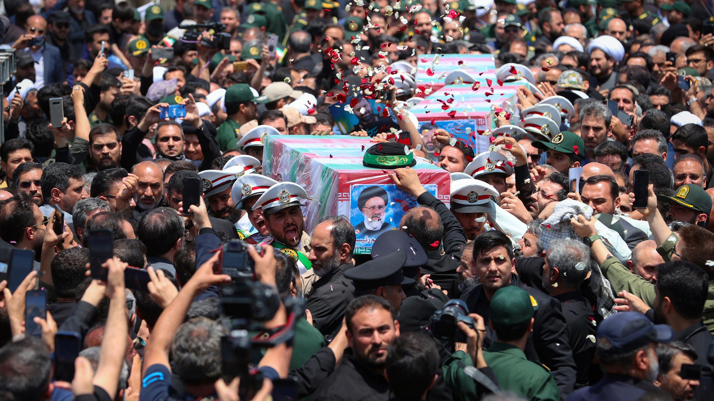 die mit Flaggen bedeckten Särge von Präsident Ebrahim Raisi und seinen Begleitern, die bei einem Hubschrauberabsturz ums Leben kamen, während der Beerdigungszeremonie in der iranischen Stadt Mashhad zu sehen, 23.05.2024.