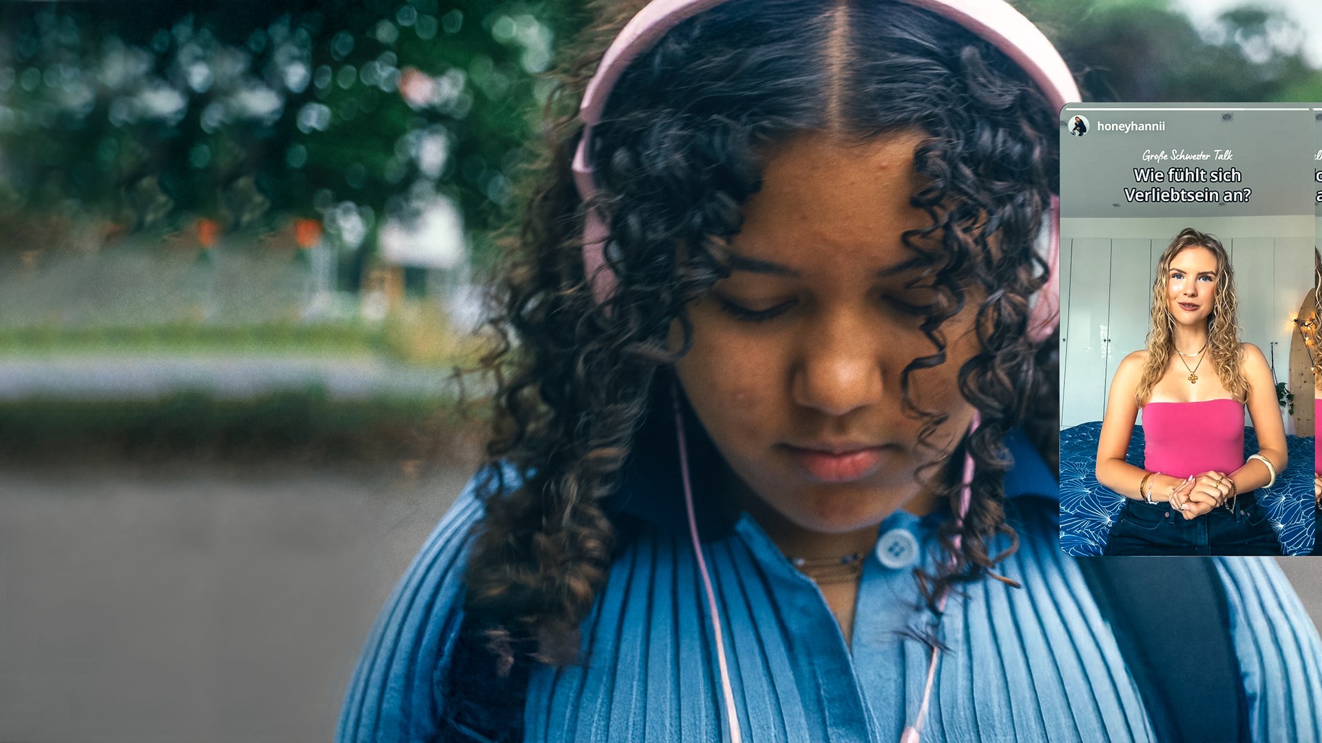 Samira ist mit nach unten geneigtem Kopf zu sehen. Sie trägt rosafarbene Kopfhörer und eine blaues Oberteil. Rechts von ihr ist ihr Handybildschirm eingeblendet, auf dem ein Video zum Thema Verliebtsein zu sehen ist.