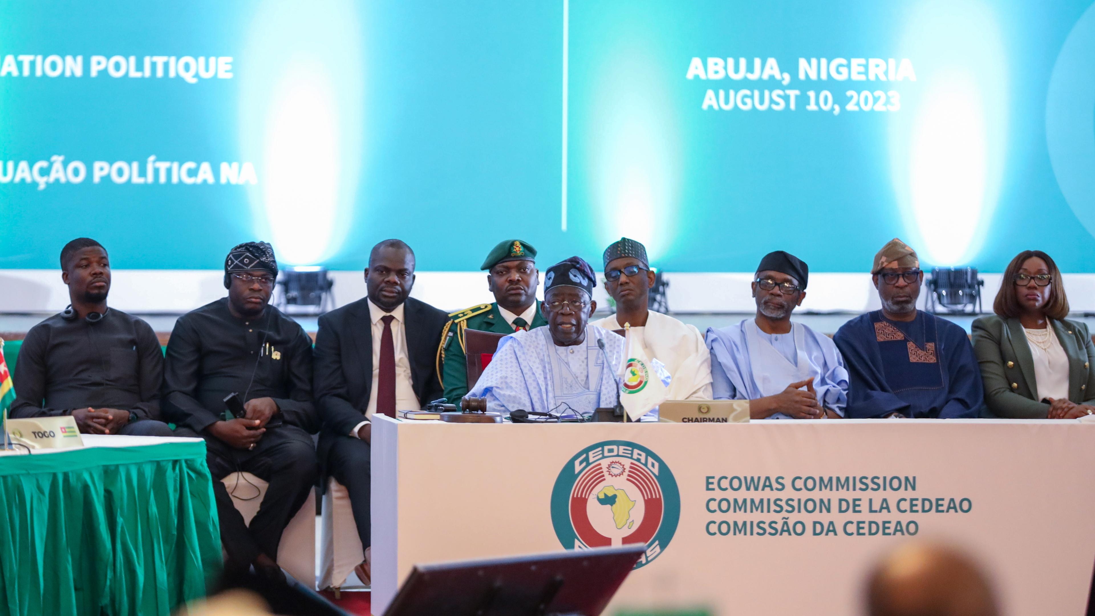 Der nigerianische Präsident Bola Ahmed Tinubu (C) und führende Vertreter der Wirtschaftsgemeinschaft Westafrikanischer Staaten (Ecowas) treffen sich am 10. August 2023 in Abuja, Nigeria, um die politische Lage in Niger zu besprechen.