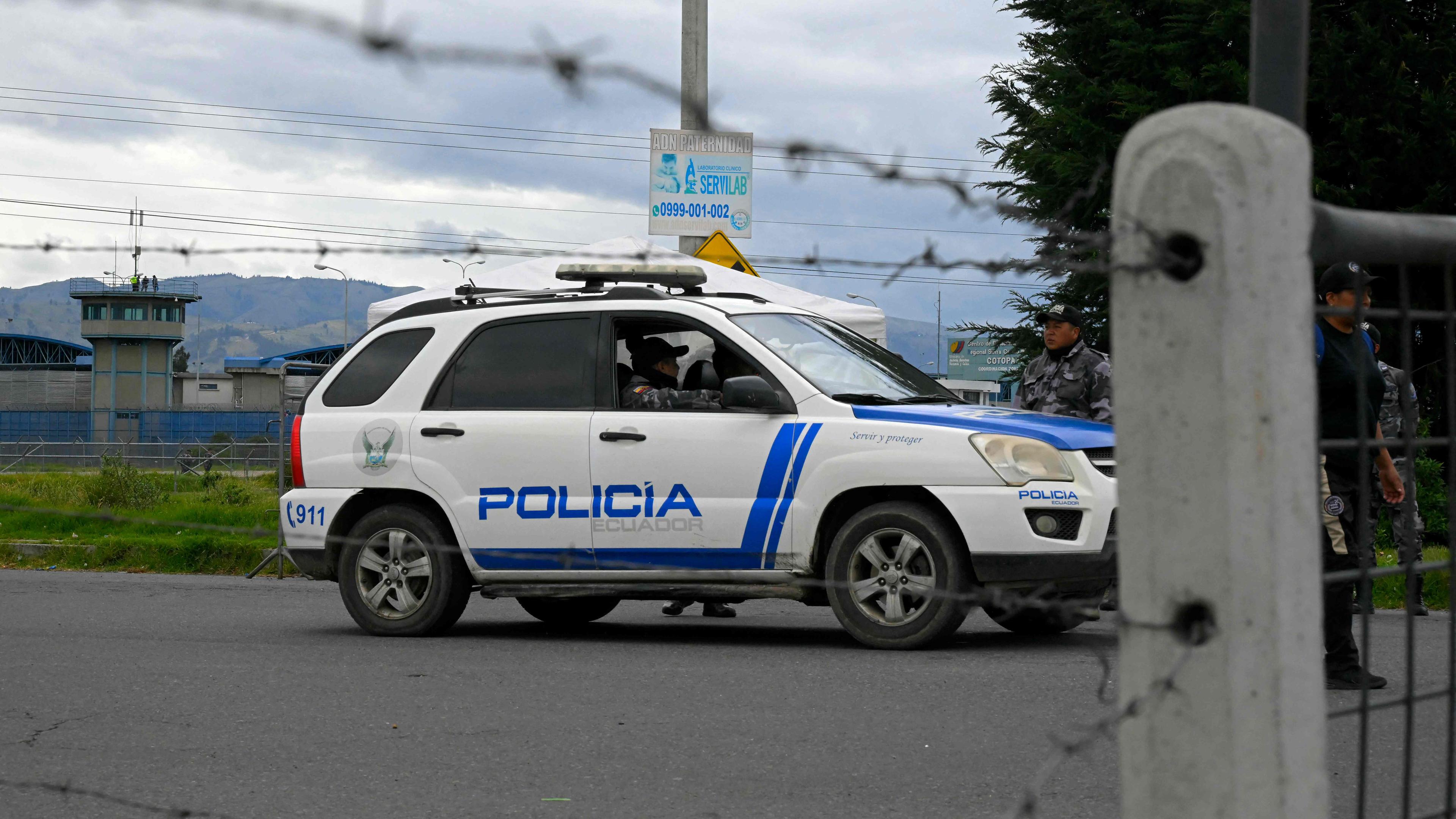 Eine Polizeistreife ist am 09.02.2024 vor dem regionalen sozialen Rehabilitationszentrum Sierra Centro Norte Cotopaxi in Latacunga, Ecuador, zu sehen.