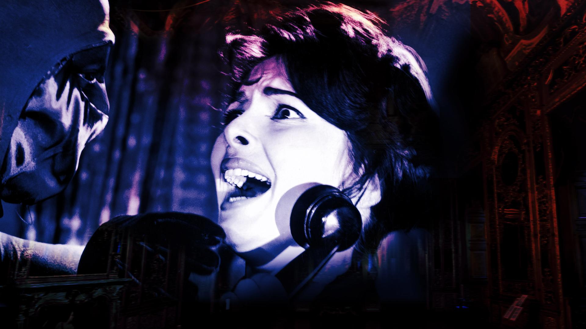 Eine verängstigte Frau mit aufgerissenen Augen hält einen Telefonhörer, während sie von einer maskierten Gestalt bedroht wird.