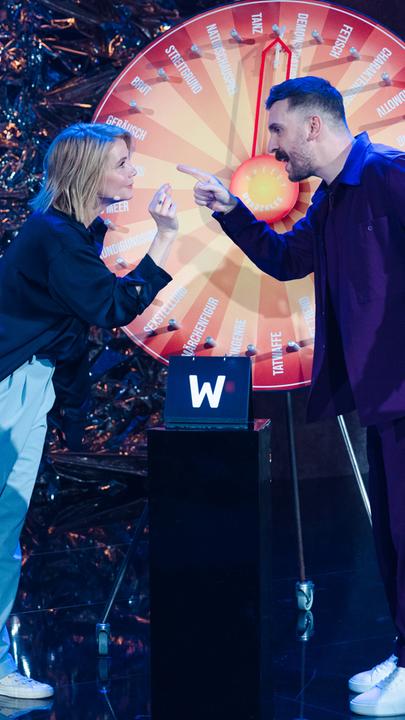 Annette Frier (l.) zu Gast bei Edin Hasanovic (r.) in der ZDFneo-Late-Night-Show "Edins Neo Night"