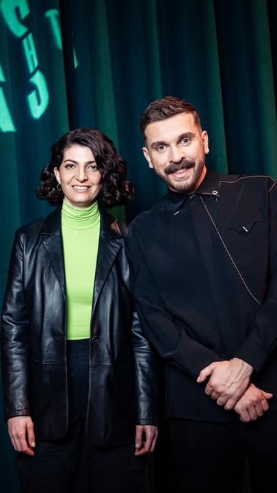 Filiz Tasdan (l.) und Edin Hasanovic (r.) im Studio der ZDFneo-Late-Night-Show "Edins Neo Night"