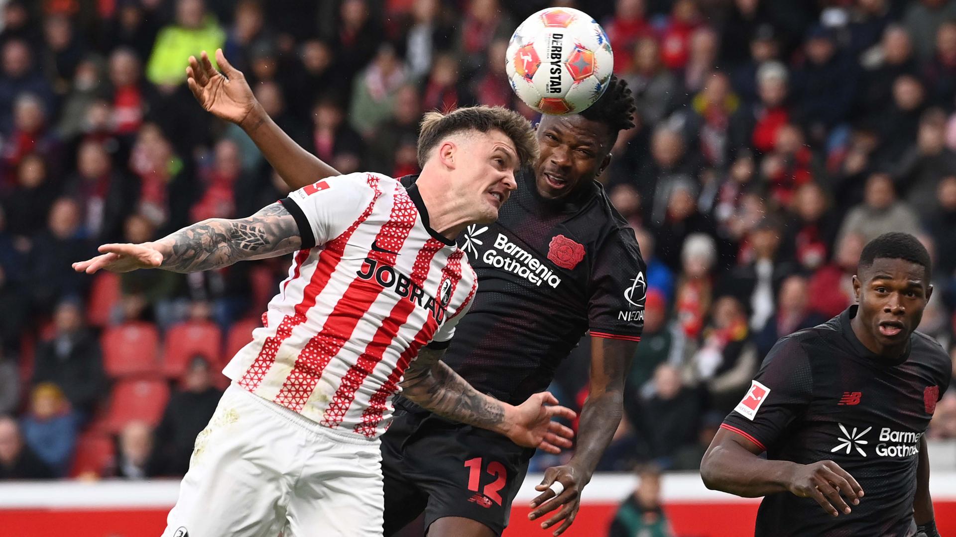 Edmond Tapsoba (Leverkusen) köpft das 2:0 im Spiel gegen Freiburg.
