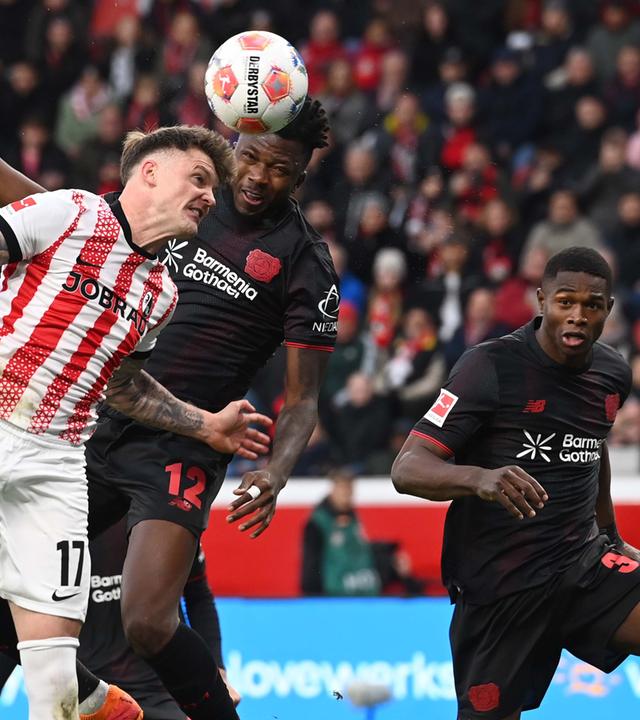 Edmond Tapsoba (Leverkusen) köpft das 2:0 im Spiel gegen Freiburg.