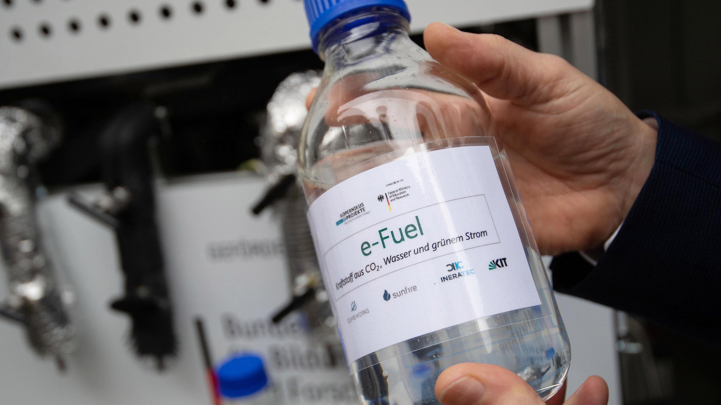 Eine Flasche mit e-Fuel am 06.11.2019 am Karlsruher Institut für Technologie (KIT)