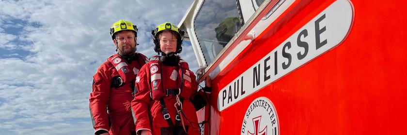 Ehrenamt auf hoher See: Matthias seine Tochter Smilla sind als Seenotretter an der Nordseeküste im Einsatz und stehen am Rand des Seenotretters in Fahrt.