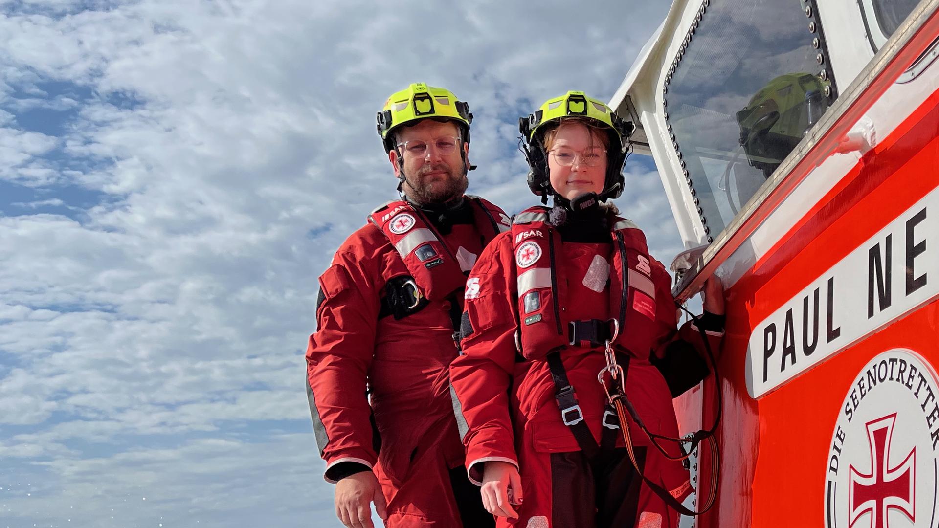 Matthias und Smilla stehen auf dem Schiff und schauen in die Kamera.