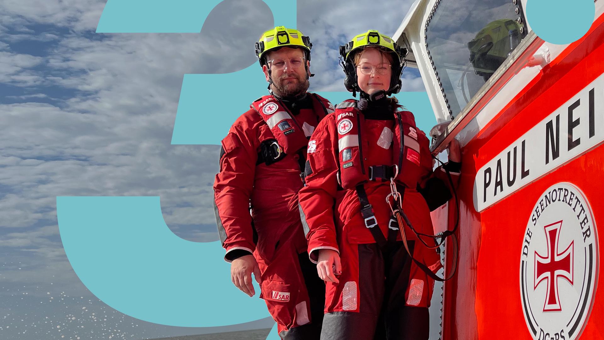 Matthias und Smilla stehen auf dem Schiff und schauen in die Kamera.