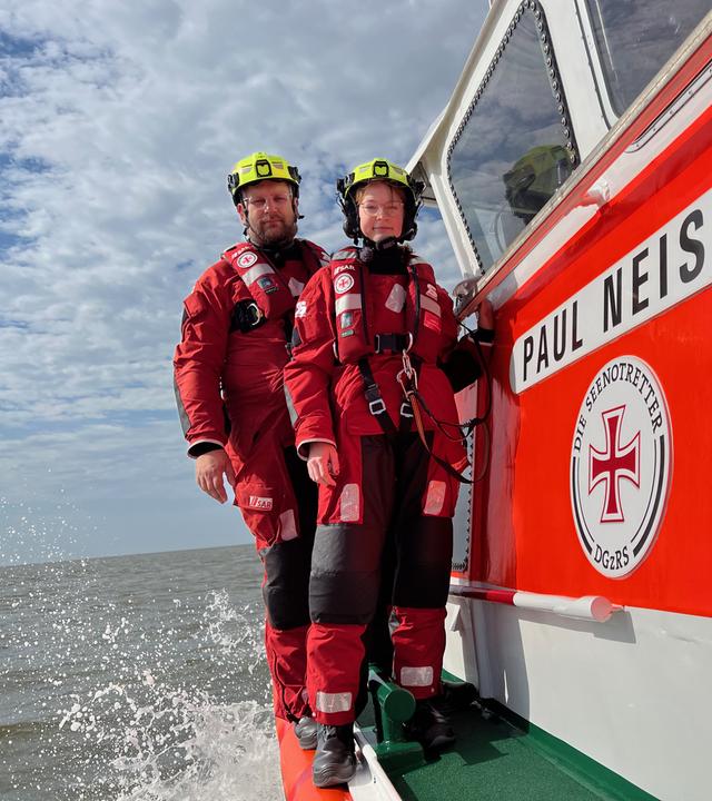 Matthias und Smilla stehen auf dem Schiff und schauen in die Kamera.