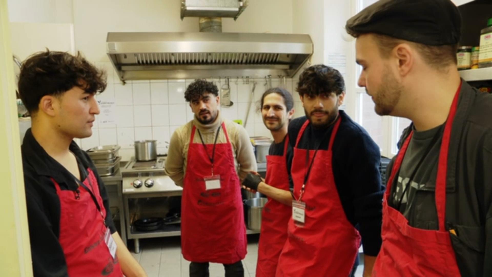 Ehrenamtliche Helfer im Café Eins in Hamburg