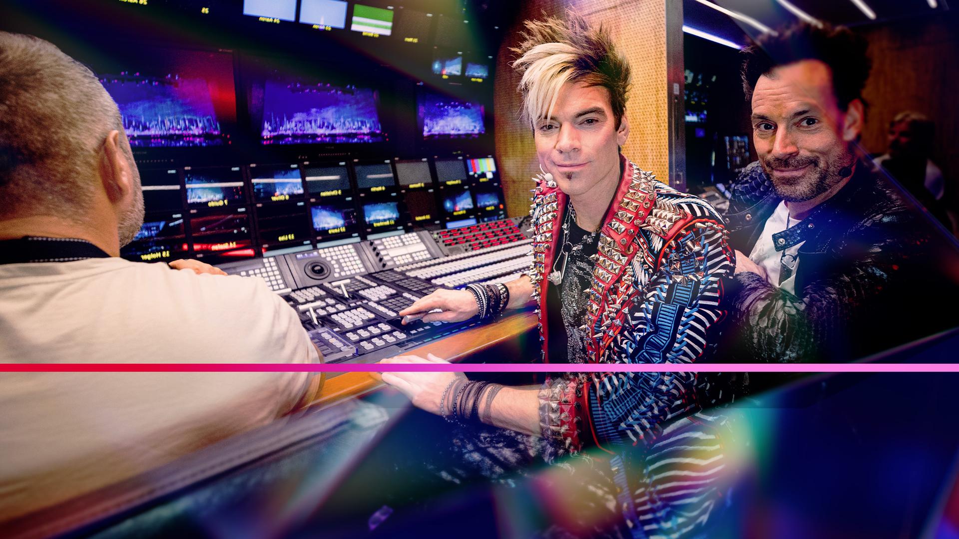 Chris Ehrlich und Andreas Ehrlich sitzen vor einem Regiepult. Links neben ihnen sitzt ein Mitglied des Technikteams.