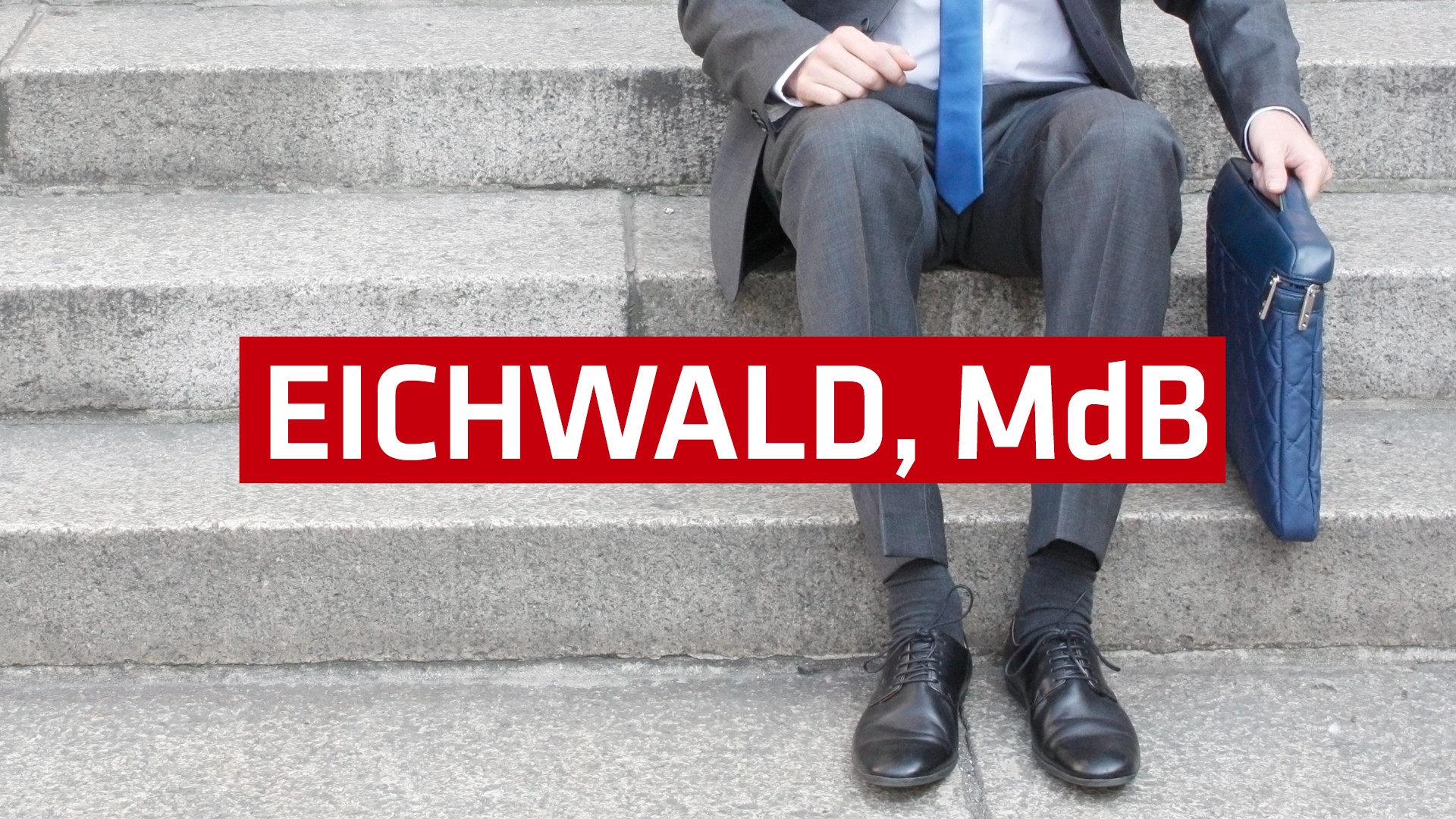 "Eichwald, MdB": Sebastian Grube (Leon Ullrich), Hajo Eichwald (Bernhard Schütz), Julia Schleicher (Lucie Heinze) und Berndt Engemann (Rainer Reiners) stehen nebeneinander. Jeder hält einen Teller mit Wackelpudding in Händen.