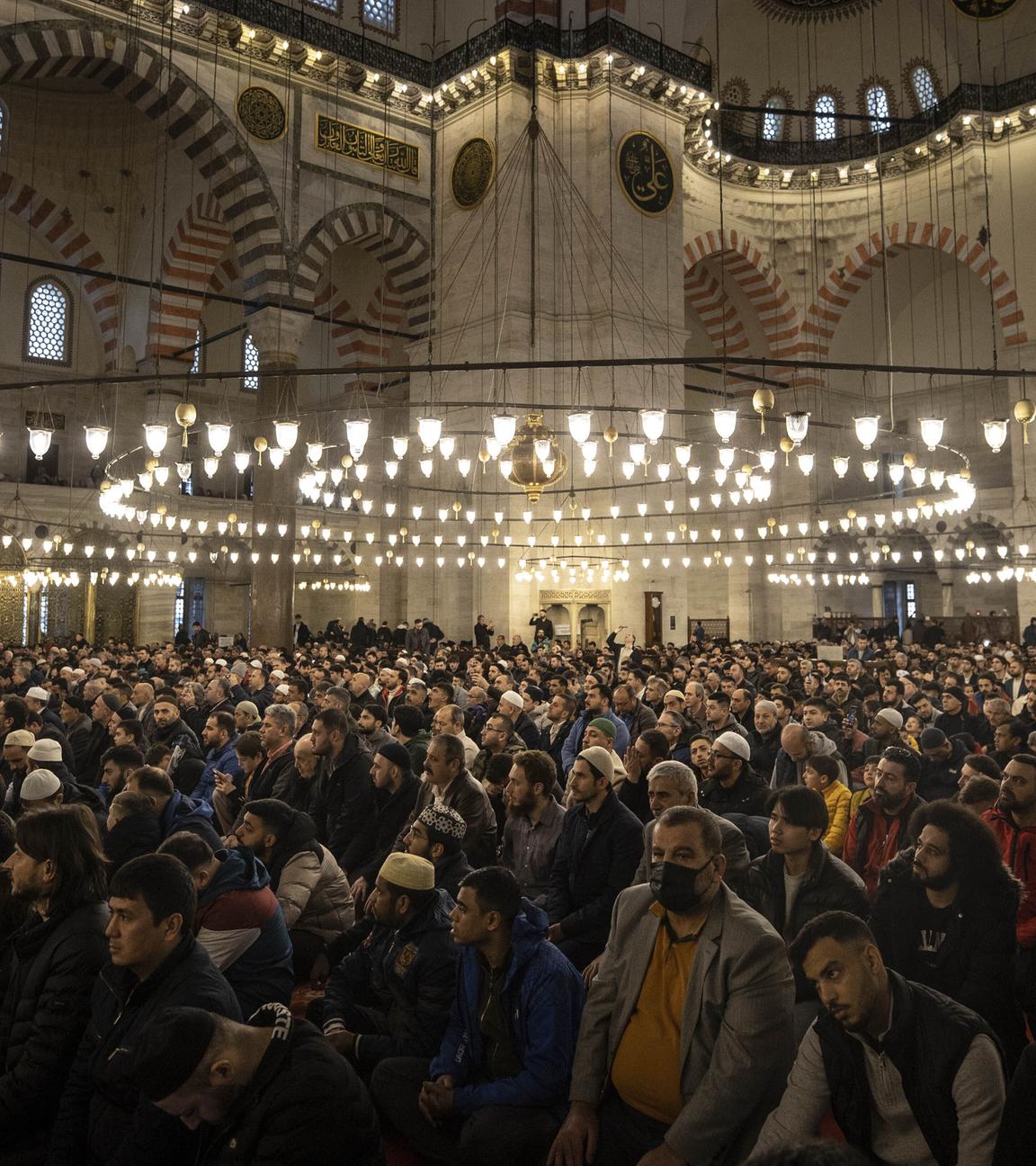 Archiv:  Muslime verrichten das Eid al-Fitr-Gebet in der Süleymaniye-Moschee am ersten Tag des Eid al-Fitr-Festes in Istanbul, Türkei, am 21.04.2023.