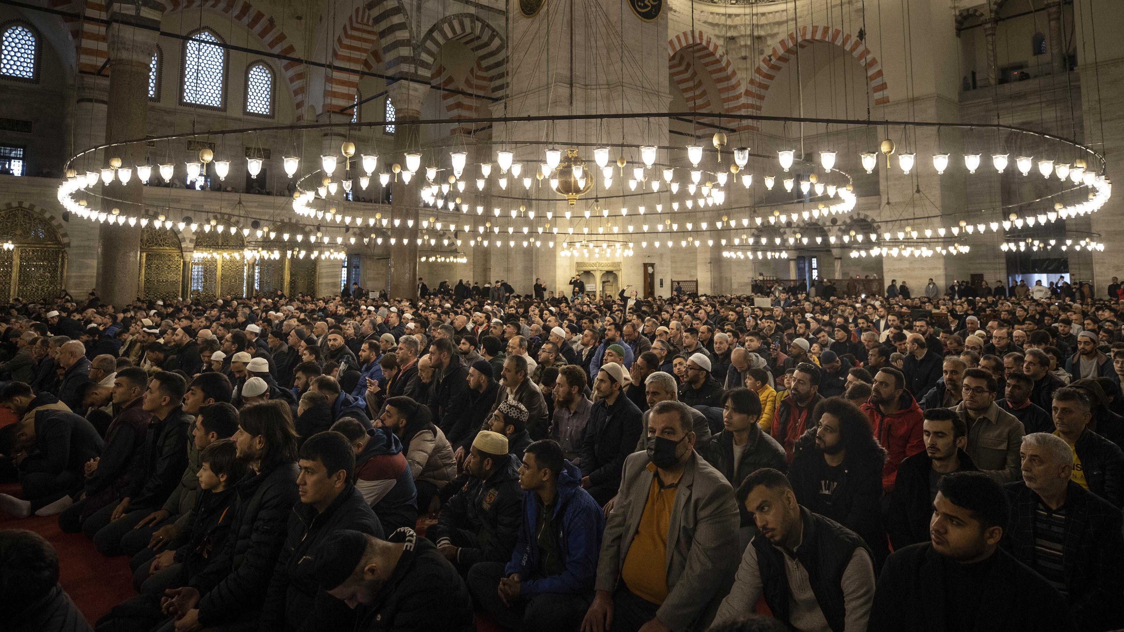 Archiv:  Muslime verrichten das Eid al-Fitr-Gebet in der Süleymaniye-Moschee am ersten Tag des Eid al-Fitr-Festes in Istanbul, Türkei, am 21.04.2023.