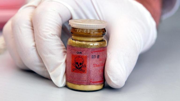 Eine Flasche mit Rattengift