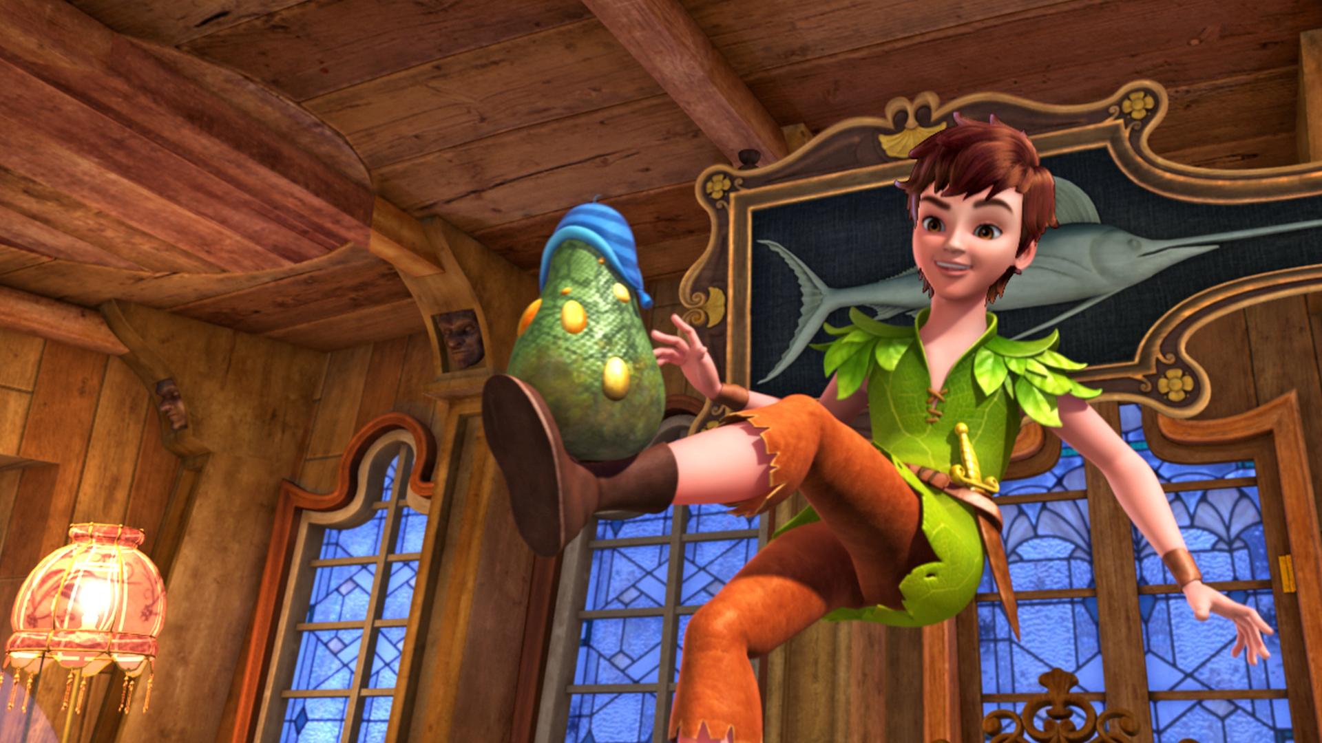 Peter Pan trickst und hält ein grün-goldenes Ei auf seinem Fuß.