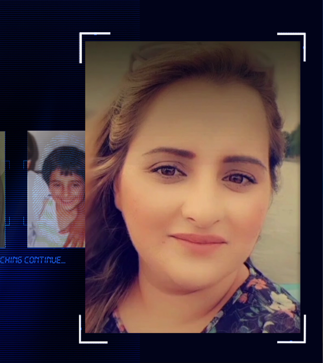 Portraitfoto einer jungen Frau. Das Bild wurde mit einem Filter bearbeitet. Die Frau ist ca. 20 Jahre alte und schaut leicht lächelnd in die Kamera. Im Anschnitt ist ein dunkles Oberteil mit Blumenmuster zu erkennen, im Hintergrund des Bildes: Ein Gewässer. Links daneben: Lichtschematische Darstellung eines Fingerabdrucks.