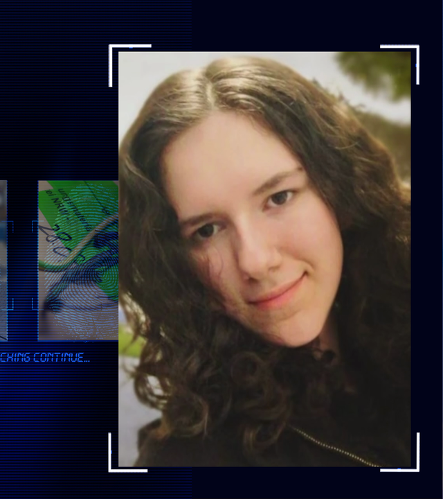 Ein 17jähriges Mädchen schaut lächelnd Richtung Kamera. Sie hat ca. 25 cm langes, dunkles, leicht gelocktes Haar. Sie trägt ein schwarzes Oberteil. Links daneben: Lichtschematische Darstellung eines Fingerabdrucks.