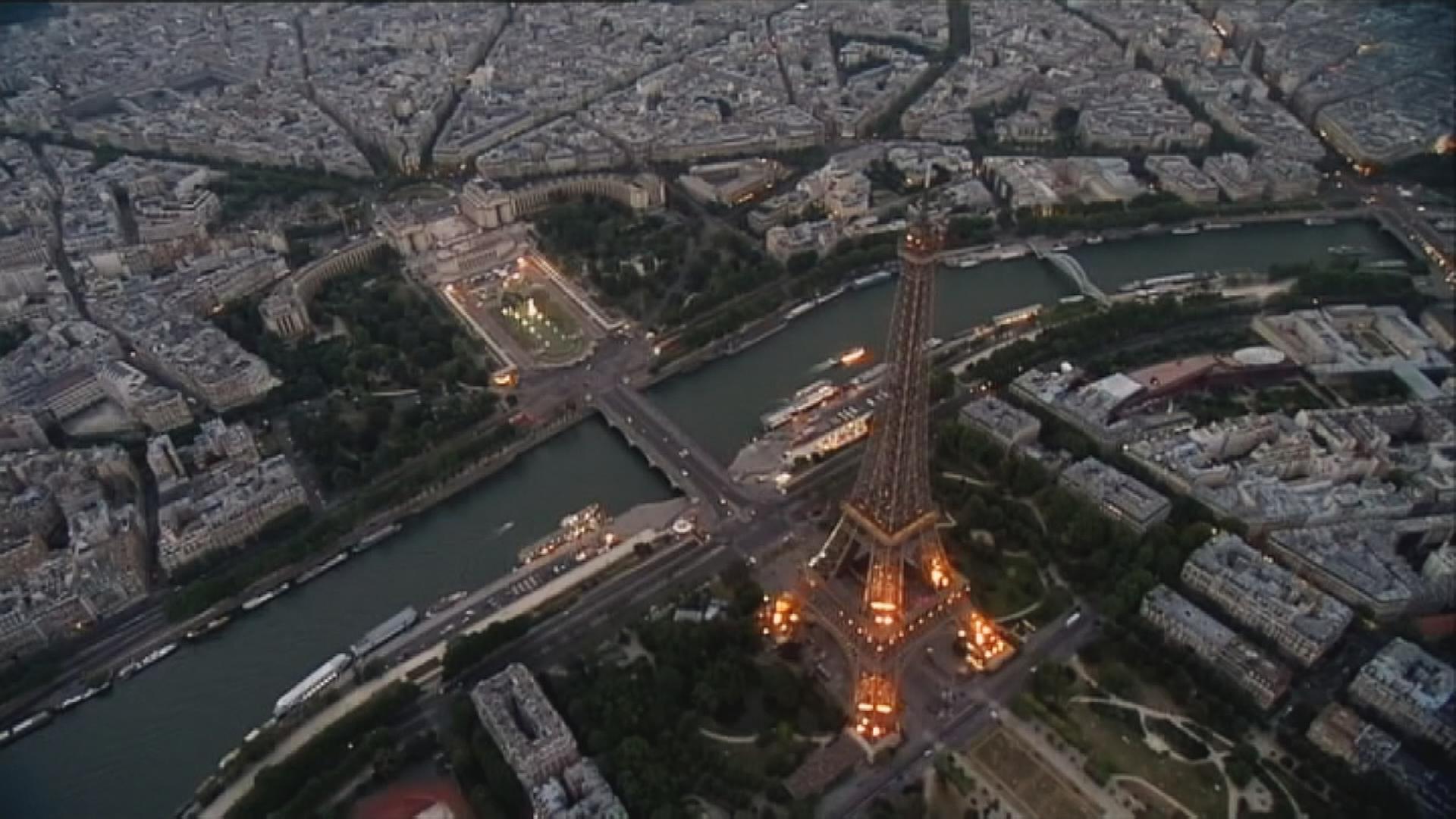 Der Eiffelturm, nur im unteren Bereich beleuchtet