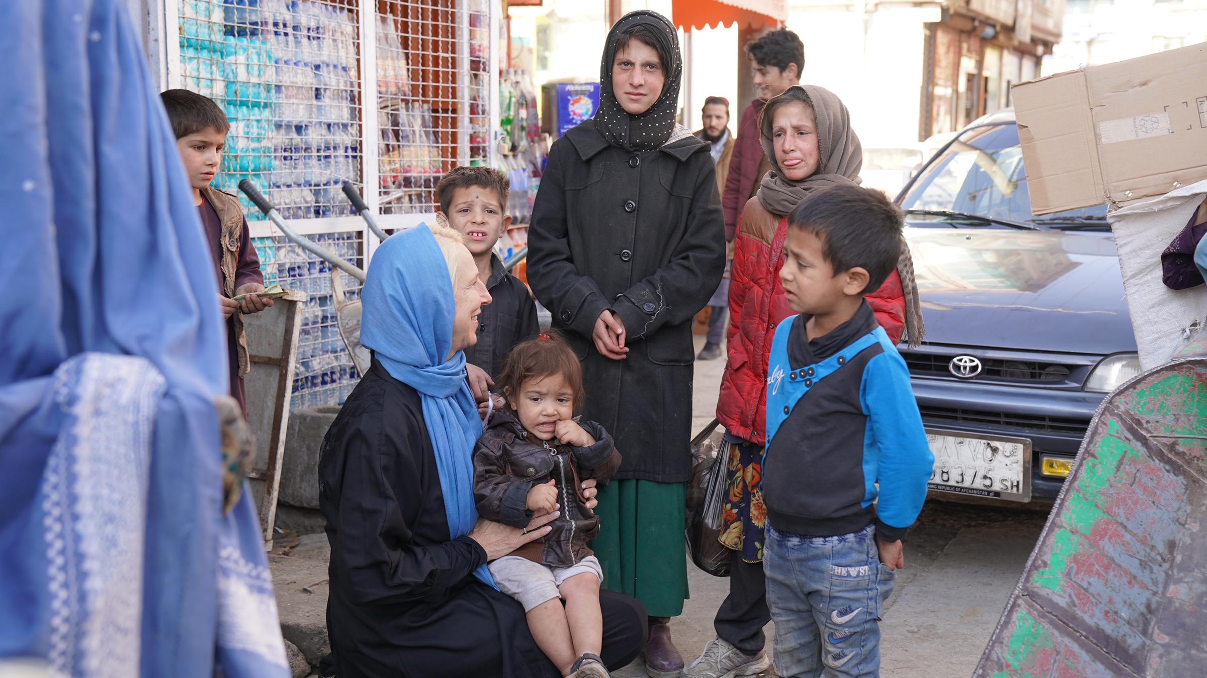 Katrin Eigendorf mit Fatima und Geschwistern auf dem Bazar