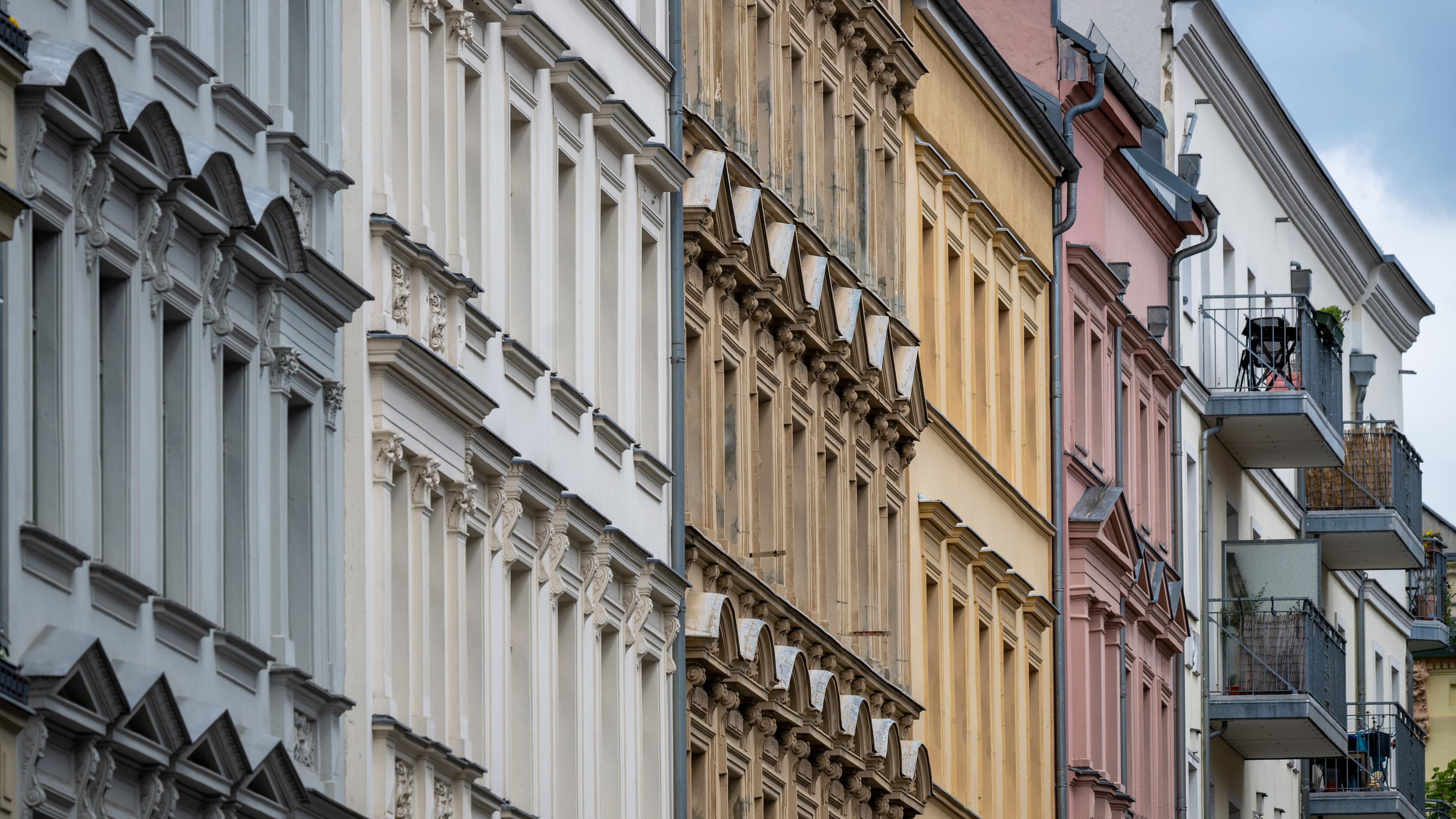 Zu sehen sind verschiedenfarbige Hausfassaden in Berlin.