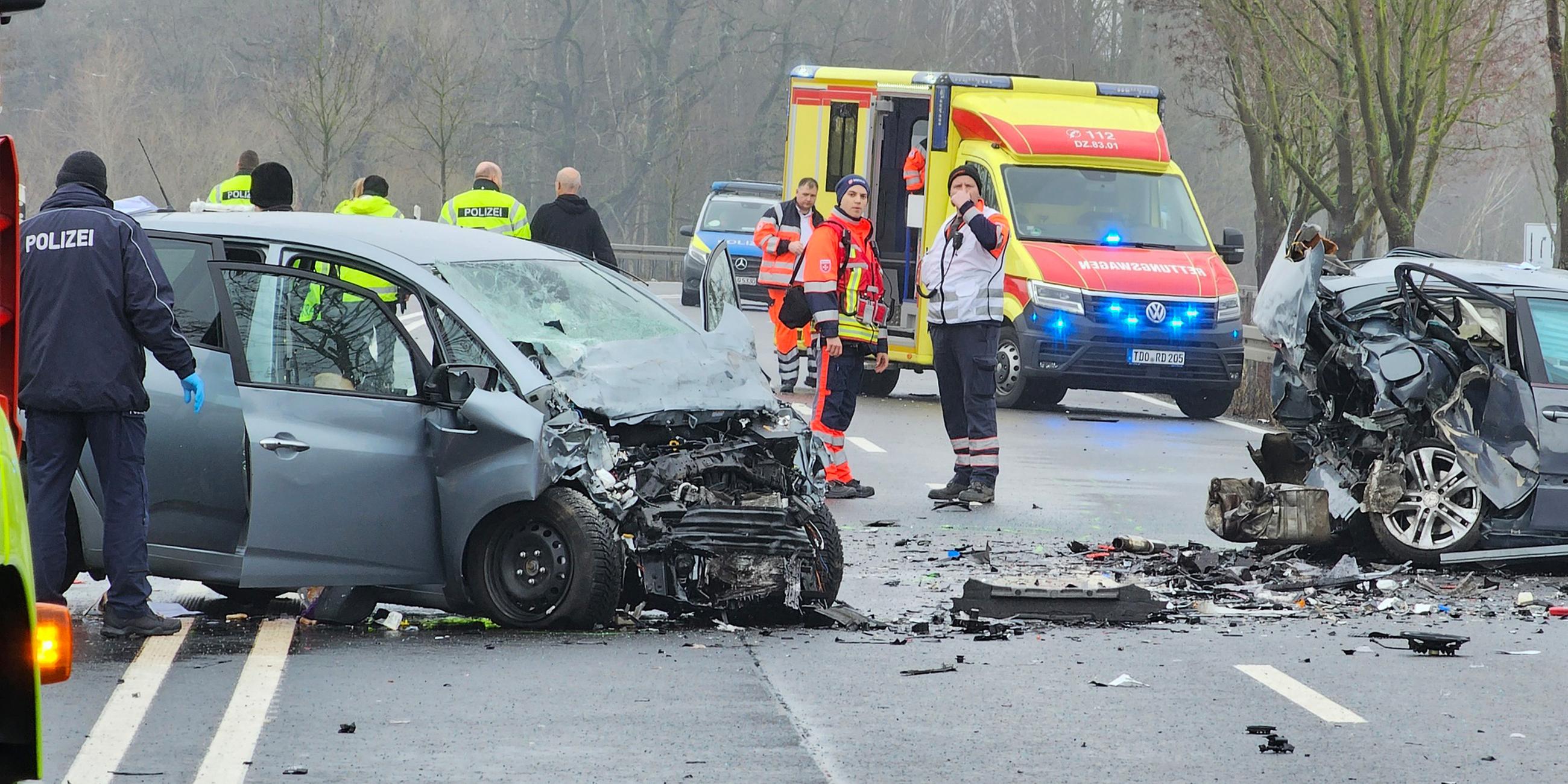 Rettungsdienst, Polizei und Sachverständige untersuchen Unfall auf der B87 bei Eilenburg