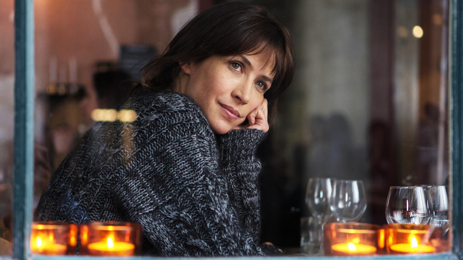 Annie (Meg Ryan, r.) und ihre Freundin Becky (Rosie O'Donnell, l.) schauen gemeinsam eine Romanze, doch dabei kann Annie nicht aufhören, an Sam zu denken und beginnt ihre Verlobung mit Walter in Frage zu stellen.