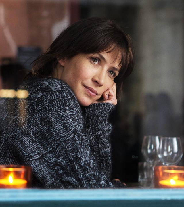 Annie (Meg Ryan, r.) und ihre Freundin Becky (Rosie O'Donnell, l.) schauen gemeinsam eine Romanze, doch dabei kann Annie nicht aufhören, an Sam zu denken und beginnt ihre Verlobung mit Walter in Frage zu stellen.