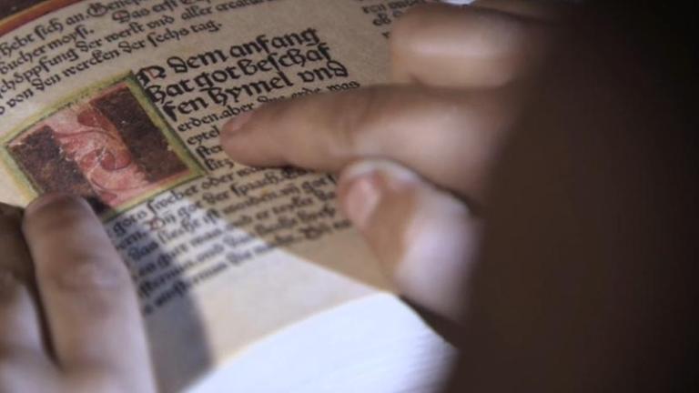 Ein Buch in Nahaufnahme