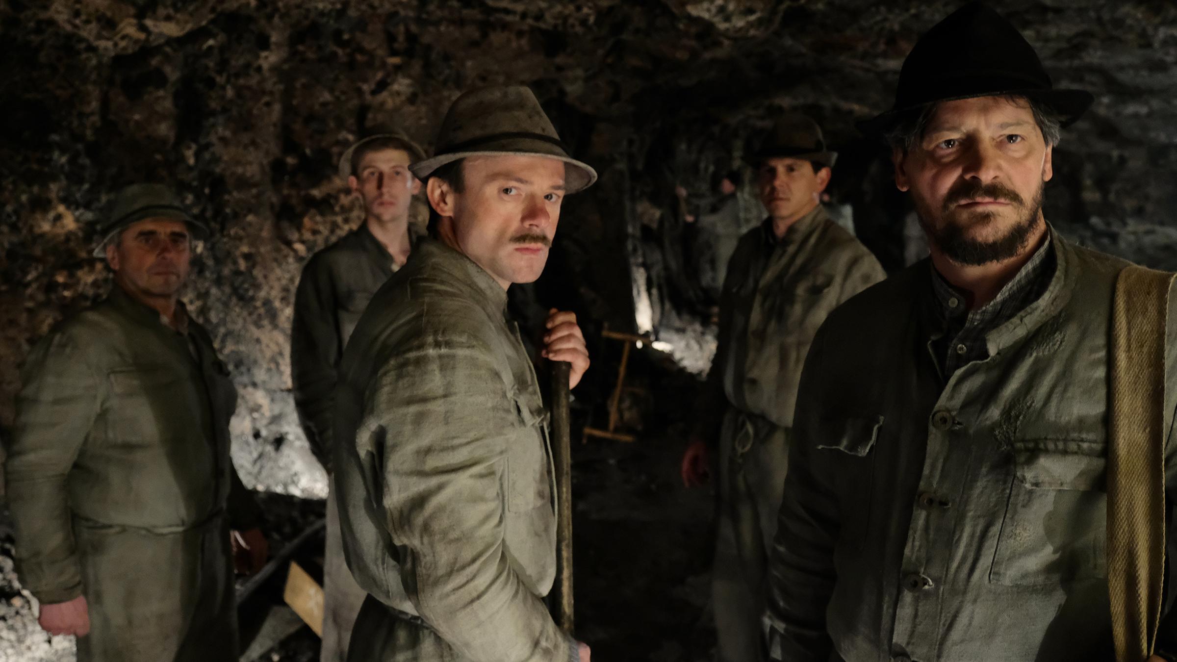 Sepp Rottenbacher (Fritz Karl, r.), Johann Dörfler (Gerhard Liebmann, M.), Heini (Franz Grieshofer, l.), Flori (Lorenzo Walcher, 2.v.l.) und Willi (Daniel Keberle).