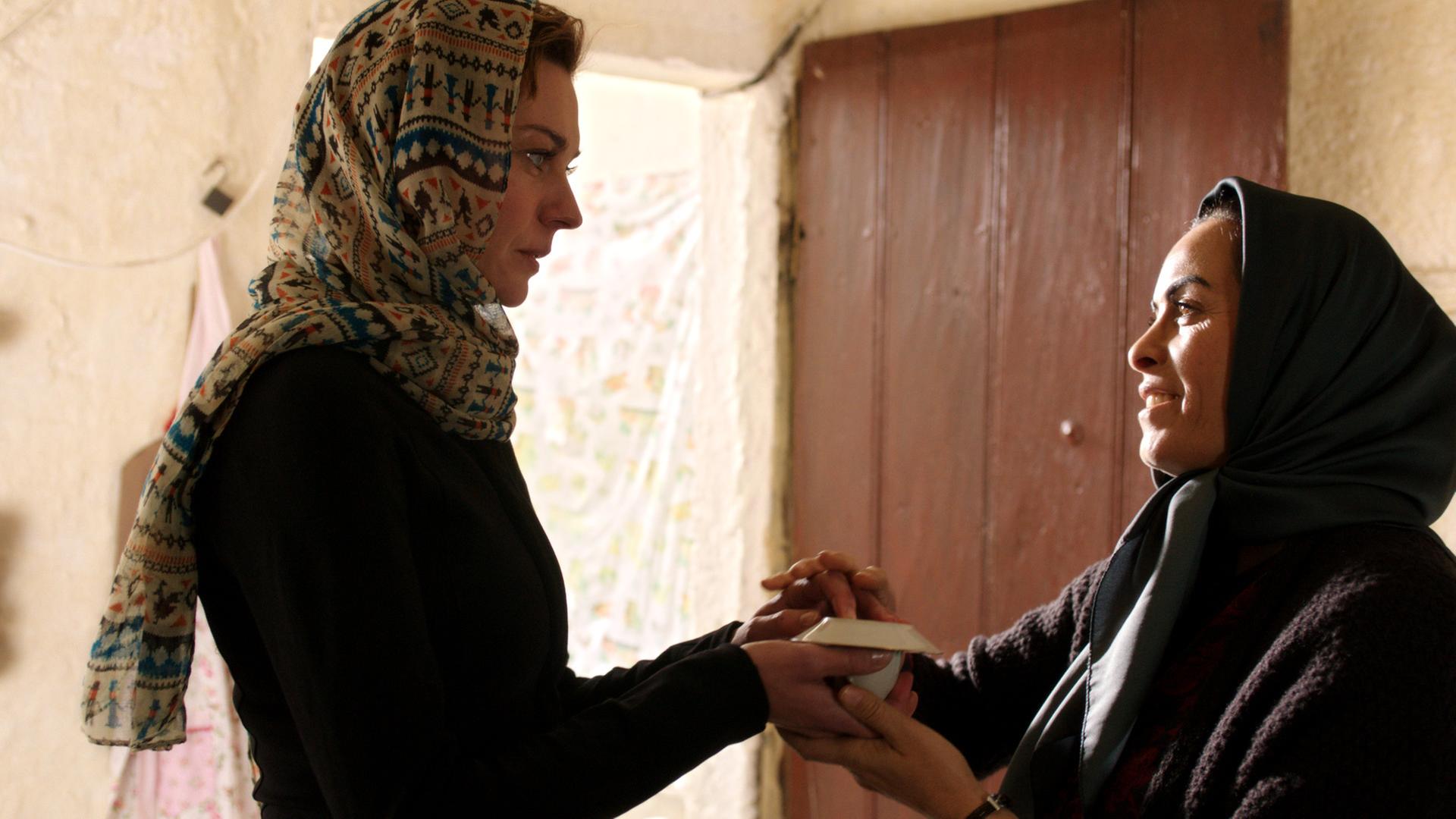 "Ein Fisch namens Liebe": Fatma (Nursel Köse) liest Vicky (Christiane Paul) die Zukunft aus dem Kaffeesatz.