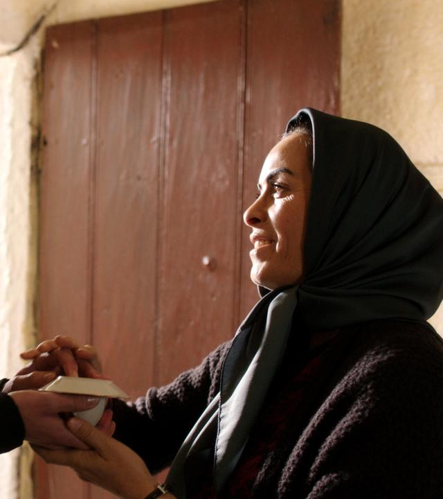 "Ein Fisch namens Liebe": Fatma (Nursel Köse) liest Vicky (Christiane Paul) die Zukunft aus dem Kaffeesatz.
