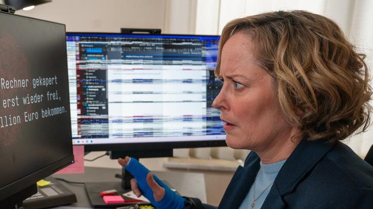 "Ein ganz großes Ding": Das Computersystem wurde gehackt: Bürgermeisterin Kristina Lurz (Silke Bodenbender) betrachtet entsetzt die Lösegeldforderung  auf ihrem Bildschirm.