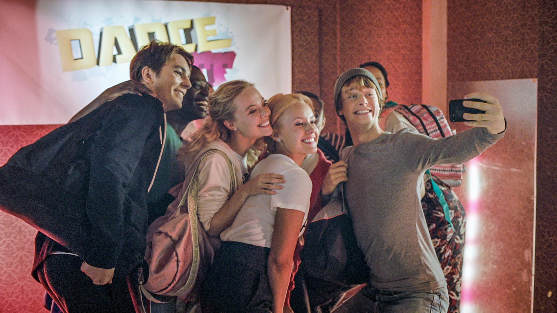 Die Tänzer des BLOKs machen ein gemeinsames Selfie bei Dance Off.