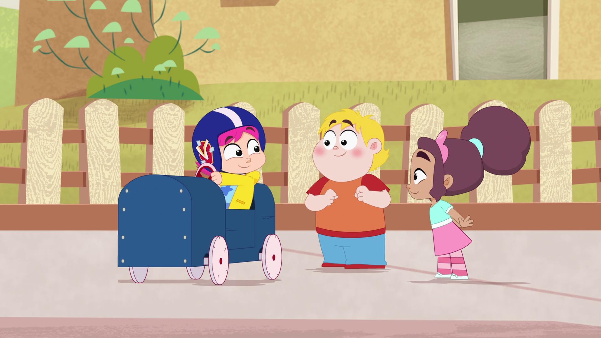 Rebecca sitzt in ihrem Seifenkisten-Auto. Ihre beiden Freunde schauen freudig zu ihr.