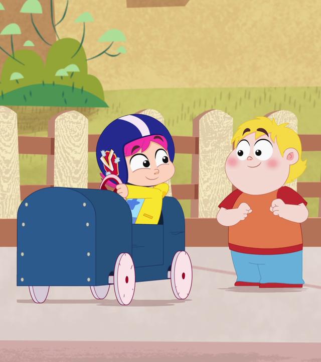 Rebecca sitzt in ihrem Seifenkisten-Auto. Ihre beiden Freunde schauen freudig zu ihr.