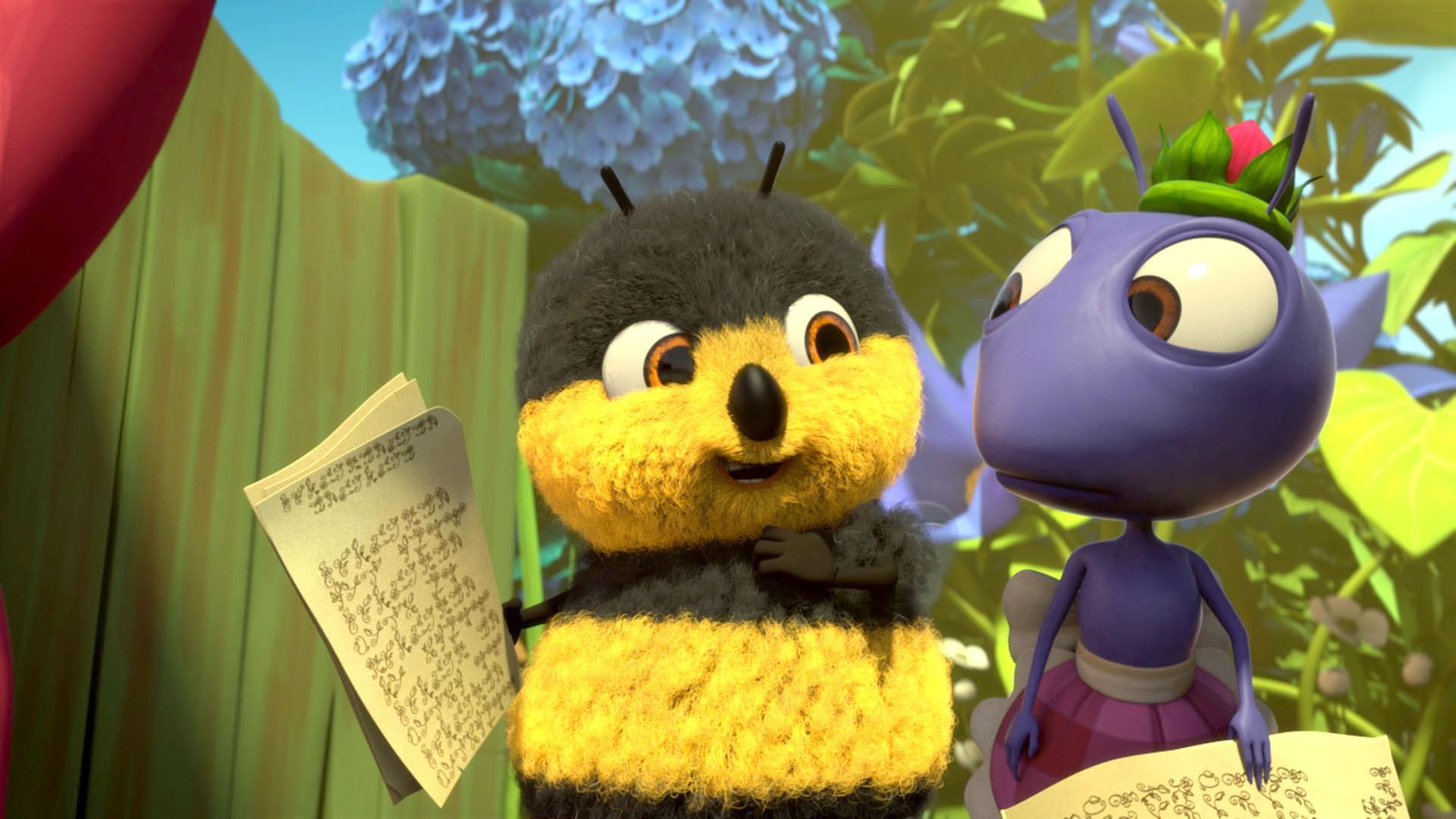 Heini Hummel (links) hält das Drehbuch in der rechten Hand. Anna Ameise steht rechts neben ihm und hält auch ein Stück Papier in der Hand. Heini wirkt erfreut, Anna geschockt.