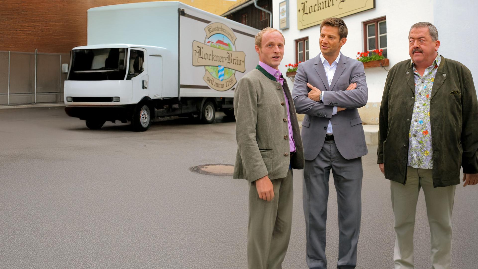"Die Rosenheim-Cops - Ein letztes Bier": Vor der Brauerei stehen die Kommissare Hansen (Igor Jeftic), Hofer (Joseph Hannesschläger) und Timm Lockner (Florian Brückner).