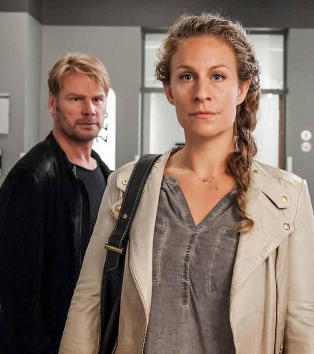 "Der Bergdoktor - Ein letztes Lied (2)": Robert Selig (Kai Scheve) und Lenni Rödel (Arndt Schwering-Sohnrey) stehen im Gang und betrachten Katharina Selig (Alessija Lause), die ihnen den Rücken zukehrt.