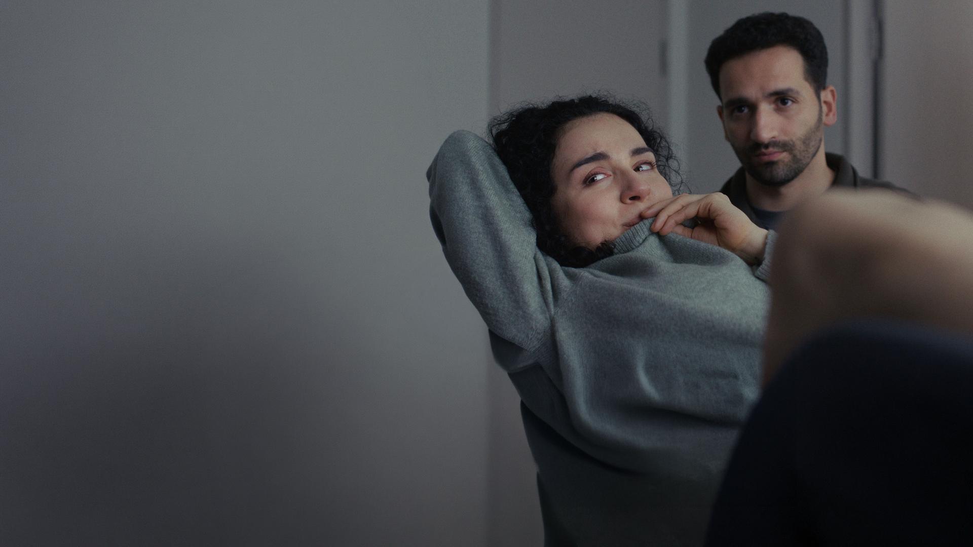 "PUSH - Ein Mal ist kein Mal": Nalan (Mariam Hage) liegt mit Tränen in den Augen bei einer Untersuchung. David (Hassan Akkouch) sitzt neben ihr. Beide schauen zur Seite.