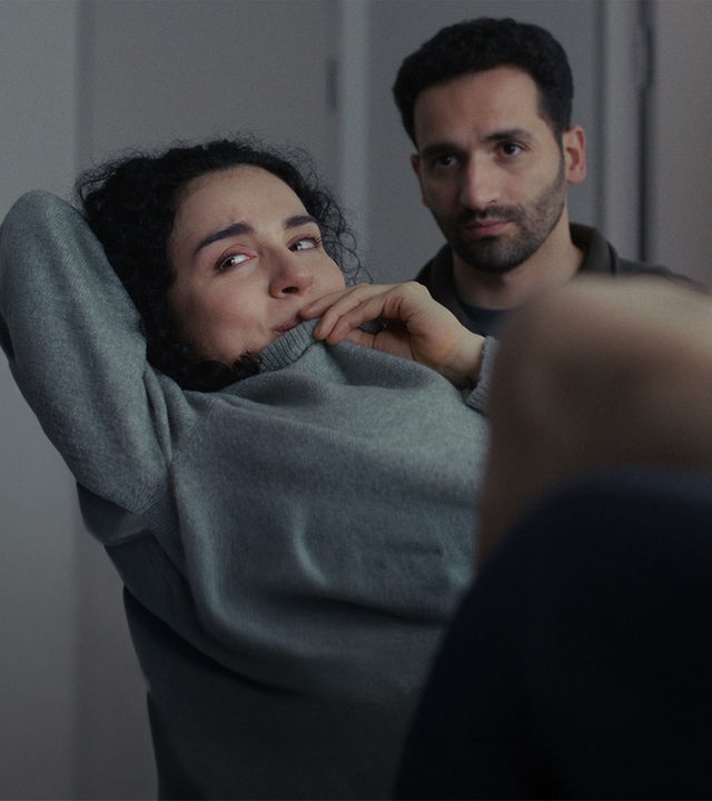 "PUSH - Ein Mal ist kein Mal": Nalan (Mariam Hage) liegt mit Tränen in den Augen bei einer Untersuchung. David (Hassan Akkouch) sitzt neben ihr. Beide schauen zur Seite.